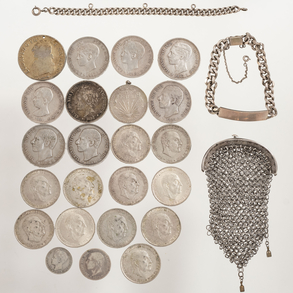 Conjunto de veinticinco monedas, bolso de malla y dos pulseras en plata.