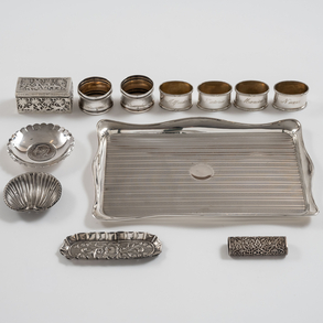 Conjunto de bandeja en plata inglesa, seis servilleteros, tres bandejitas y dos cajitas en plata española y punzonada del siglo XX.