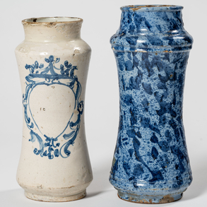 Conjunto de dos albarelos en cerámica española de los siglo XVI y XVIII