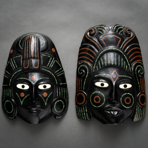 Conjunto de dos máscaras en ónix y piedras duras siguiendo modelos aztecas del siglo XX.