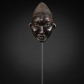 Máscara africana  posiblemente Ngoin de Camerún del siglo XX.