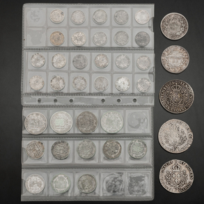 Conjunto de veintidós monedas de cincuenta céntimos, cuatro de dos pesetas y ocho monedas de una peseta.