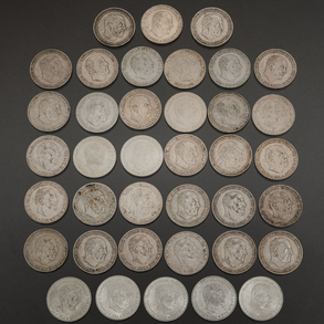 Conjunto de treinta y ocho monedas de cien pesetas de Francisco Franco del año 1966.