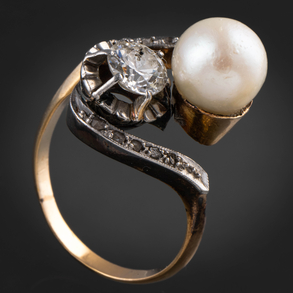 Anillo Tú y Yo en oro amarillo de 18 kt con brillante y perlita.