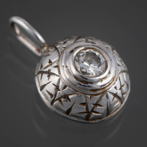Colgante en oro blanco de 18 kt con brillante de 0,10 qt