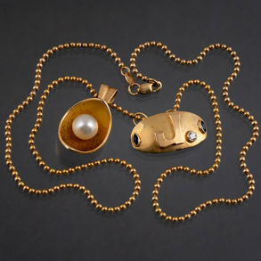 Cadena de bolas y dos colgantes en oro amarillo de 18 kt.