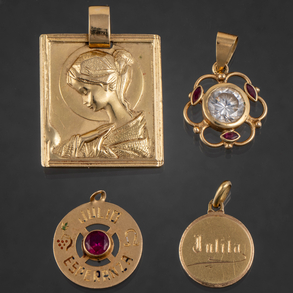 Conjunto de cuatro colgantes en oro amarillo de 18kt.