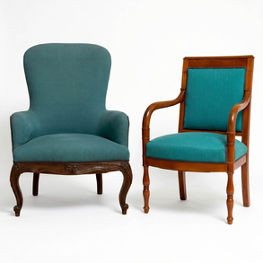 Conjunto de sillón y butaca en madera de nogal tapizados en color azul del siglo XIX.