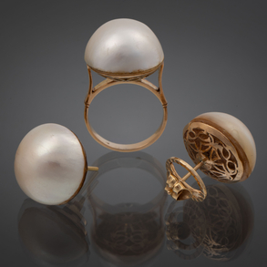 Conjunto de anillo y pareja de pendientes en oro amarillo de 18kt y perla japonesa.
