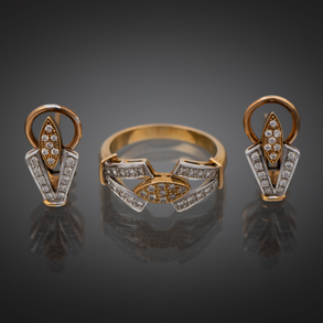 Conjunto de anillo y pareja de pendientes en oro amarillo, oro blanco de 18kt y brillantes.