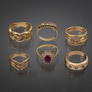 Conjunto de seis anillos en oro amarillo de 18 kt.