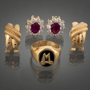 Conjunto de pareja de pendientes y anillo en oro amarillo de 18kt con esmalte color negro, circonitas y piedras roja sintética.
