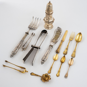 Servicio de postre compuesto por doce servicios, pinzas, palas de servir y azucarero en plata francesa  dorada con punzón de  Minerva y plata de su color del siglo XX
