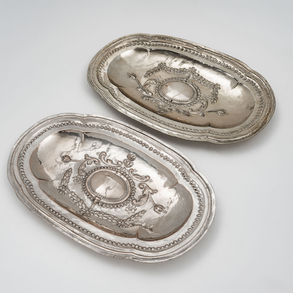 Conjunto de dos bandejas polilobuladas en plata española y punzonada de siglo XX.