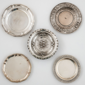 Conjunto de cinco bandejas en plata española y punzonada del siglo XX.