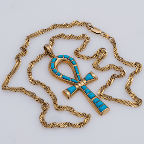 Cadena en oro amarillo de 18kt con colgante de cruz egipcia con incrustaciones de turquesa.