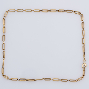 Cadena de eslabones rectangulares en oro amarillo de 18kt con cierre de mosquetón.