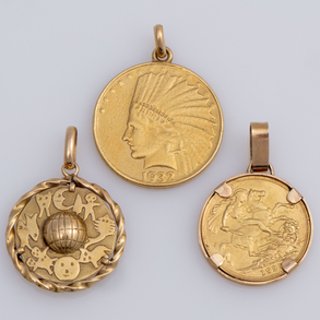 Conjunto de tres colgantes en oro amarillo de 18 kt.