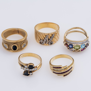 Conjunto de cinco anillos en oro amarillo de 18 kt.