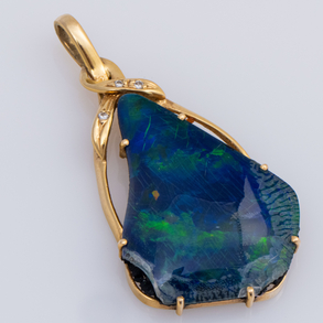 Colgante con orla de oro amarillo de 18 kt y ópalo en el centro.
