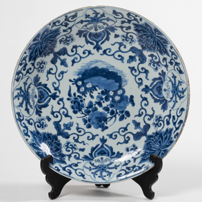 Gran plato en porcelana china azul y blanca periodo Kangxi(1654-1722)