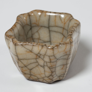 Taza en porcelana china gris crackle del siglo XX.