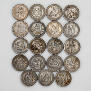 Conjunto de diecinueve monedas chinas en plata.