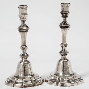 Pareja de candeleros en plata española punzonada del siglo XVIII