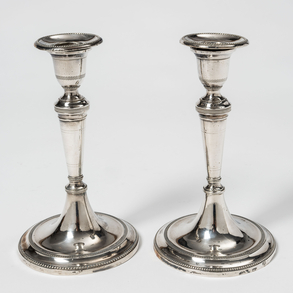 Pareja de candeleros en plata española y punzonada del siglo XIX