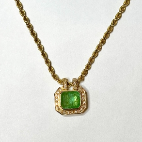 Gargantilla en oro amarillo de 18kt con cadena de sogueada  y colgante de esmeralda orlada de brillantes