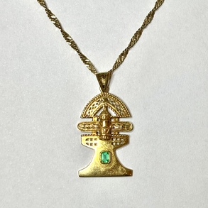 Gargantilla en oro amarillo de 18kt con colgante en forma de ídolo con esmeralda.