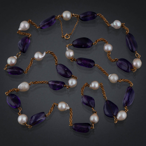 Bonito collar de perlas de río, piedras de amatista y eslabones y cierre en oro amarillo de 18 kt.