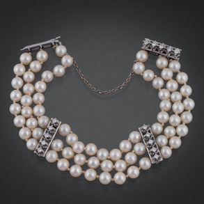 Pulsera de tres hilos de perlas cultivadas con pasadores y cierre en oro blanco de 18 kt con brillantes.