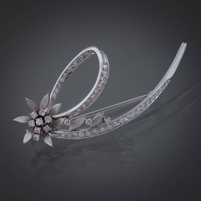 Broche floral de cintas entrelazadas de los años 50 en oro blanco de 18 kt y brillantes.