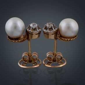 Pareja de pendientes en oro amarillo de 18 kt con perla cultivada y brillante de 0,10 qt(Aprox) cada uno.