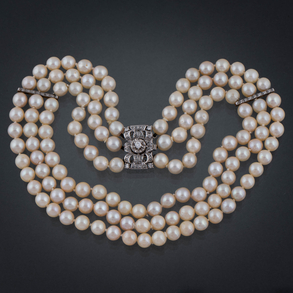 Collar de tres vueltas de perlas cultivadas con seis pasadores en oro blanco de 18 kt.