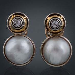 Pareja de pendientes largos en oro amarillo y oro blanco de 18 kt con perla mabé y brillante.