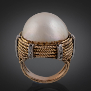 Anillo vintage en oro de 14kt con perla mabé y banda de brillantes y talla antigua.