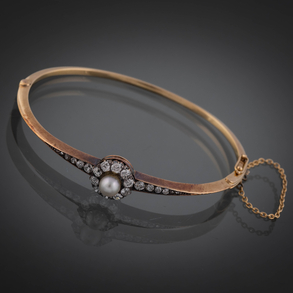 Pulsera antigua de oro de 14kt con rosetón y hombros de brillants y perla cultivada en el centro.