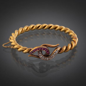 Antigua pulsera de nudo sogueado en oro amarillo de 18kt con brillantes talla antigua y rubís.