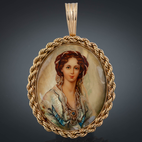 Bonito camafeo pintado sobre nácar con orla sogueada en oro amarillo de 18 kt.