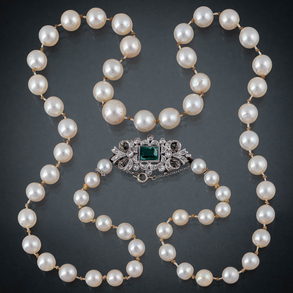 Collar de perlas cultivadas con cierre en oro blanco de 18kt con brillantes talla antigua y piedra verde.