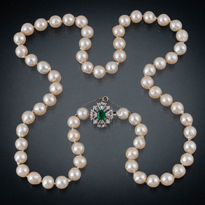 Collar de perlas cultivadas con cierre en oro blanco de 18kt con brillantes y esmeralda central.