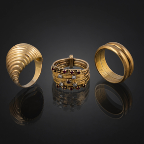 Conjunto de tres anillos montados en oro amarillo de 18 kt