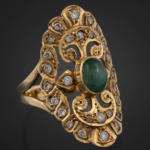 Bonita sortija lanzadera en oro amarillo de 18kt con circonitas y piedra central de jade.