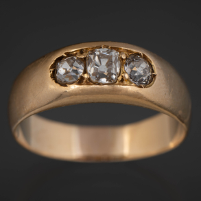 Anillo tresillo en oro amarillo de 18 kt con tres brillantes talla antigua.