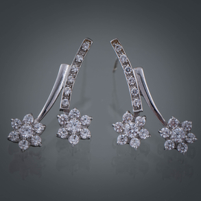 Pareja de pendientes largos en oro blanco de 18kt con circonitas.