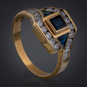 Elegante sortija en oro amarillo de 18kt con brillantes y cristales color azul.