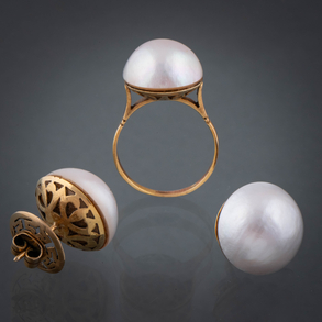 Conjunto de anillo y pareja de pendientes montados en oro amarillo de 18 kt y perla mabe.