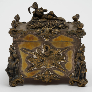 Caja joyero o arqueta en bronce estilo Luís XVI con decoración medieval del siglo XIX